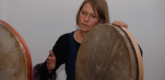 Maika an der Rahmentrommel